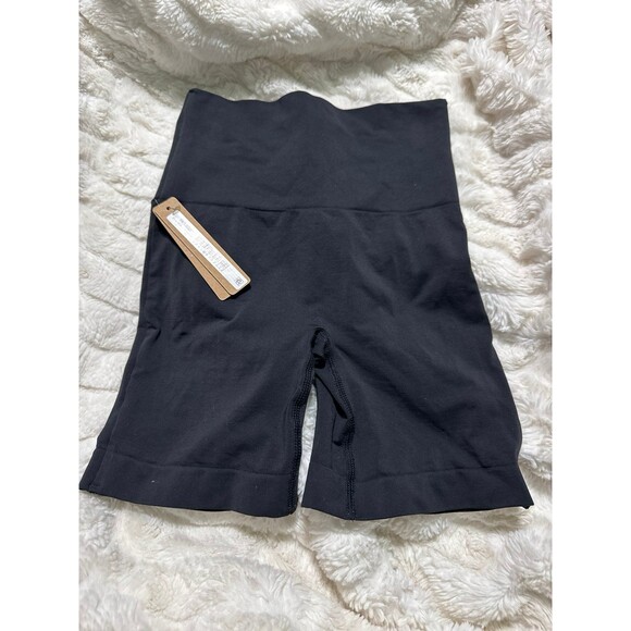 SKIMS Soft Smoothing Seamless shorts - Picture 1 of 6